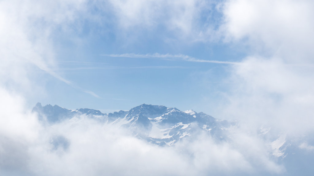 A travers les nuages